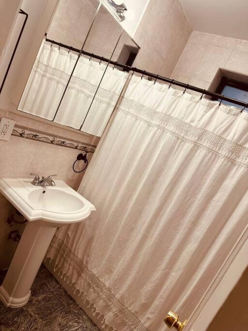Sunnyside One Bedroom Apt Apartamento *